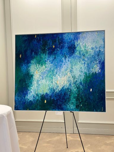 Abstrakte Malerei mit Blau- und Grüntönen sowie goldenen Akzenten.