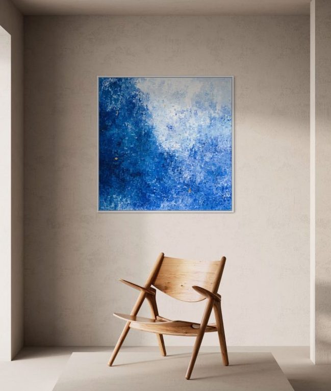 Blau-weißes Gemälde von C. Fleischhauer mit Gold-Elementen vor beiger Wand. Davor steht ein Holz-Stuhl. Zeigt, wie das Bild im Raum wirkt. 